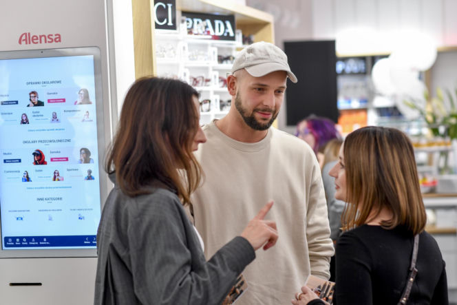 Od męża aktorki do influencera? Maciej Pela robi furorę na imprezie w centrum Warszawy