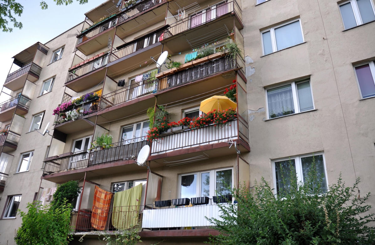 Ta architektura PRL zniknęła z krajobrazu Polski. Kolorowe bloki to dziś rzadkość [ZDJĘCIA]