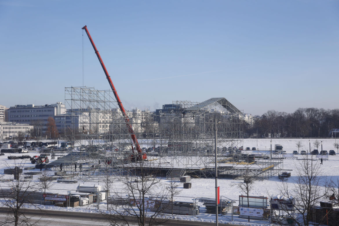 WOŚP 2024, Warszawa. Scena już powstaje na Błoniach Narodowego - zdjęcia