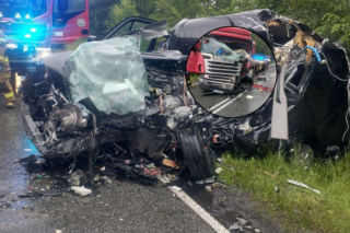 Tragiczne zderzenie pod Łowiczem. Jedna osoba zginęła, droga całkowicie zablokowana