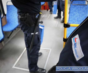 Policjanci kontrolują czy pasażerowie MPK Wrocław noszą maseczki
