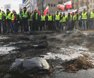 Protesty rolników w Warszawie. Palenie opon i świńskie łby na placu Zawiszy