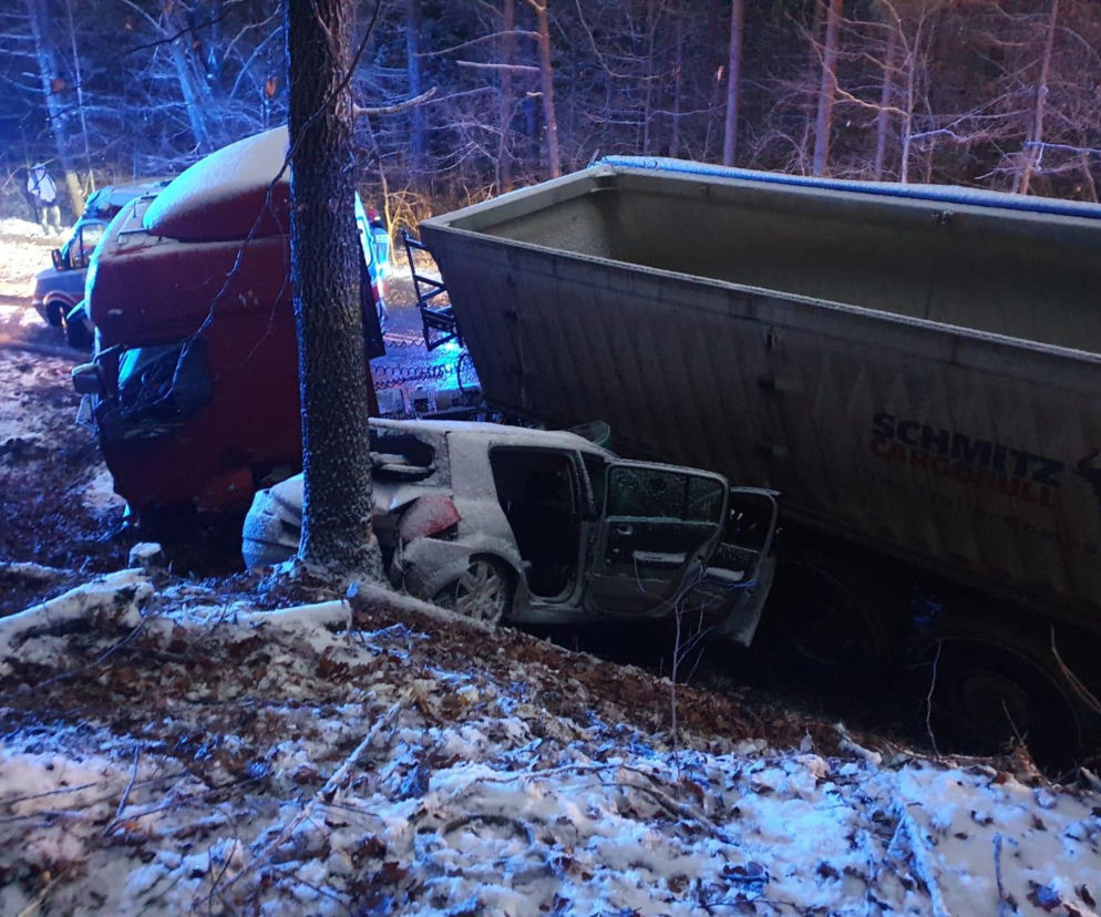 Tragedia na drodze Starachowice Rzepin. Nie żyje 34-letnia kobieta.
