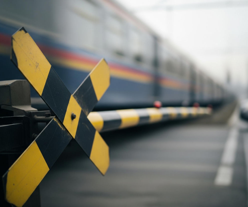 O krok od tragedii w Warszawie. Otwarte rogatki na przejeździe 