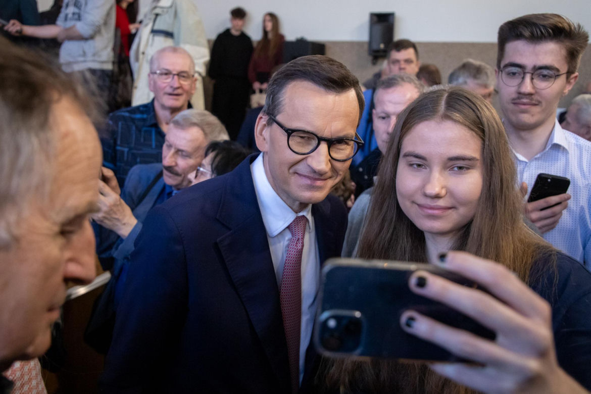 Mateusz Morawiecki i szychy z PiS w Toruniu. Spotkanie w sali widowiskowej Muzeum Etnograficznego im. Marii Znamierowskiej-Prüfferowej