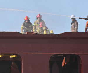 Pożar statku w Nowym Porcie w Gdańsku. Jednostka pływa pod banderą Cypru, a na jej pokładzie przebywało 25 członków załogi