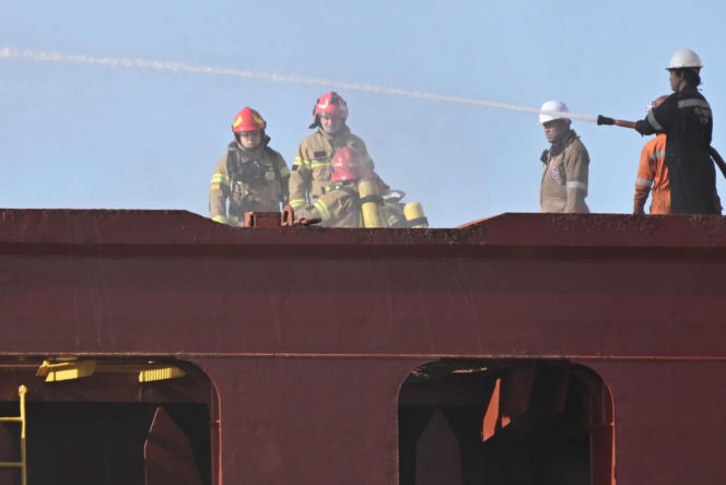 Pożar statku w Nowym Porcie w Gdańsku. Jednostka pływa pod banderą Cypru, a na jej pokładzie przebywało 25 członków załogi