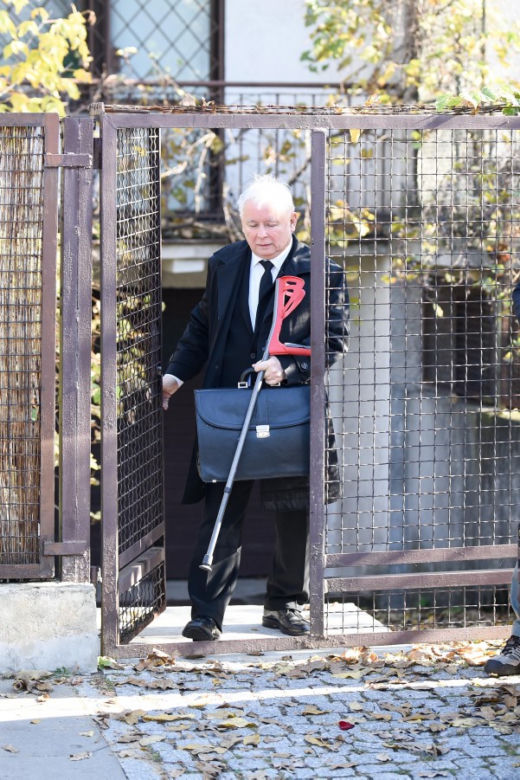 Limuzyną na grób matki. Jarosław Kaczyński 