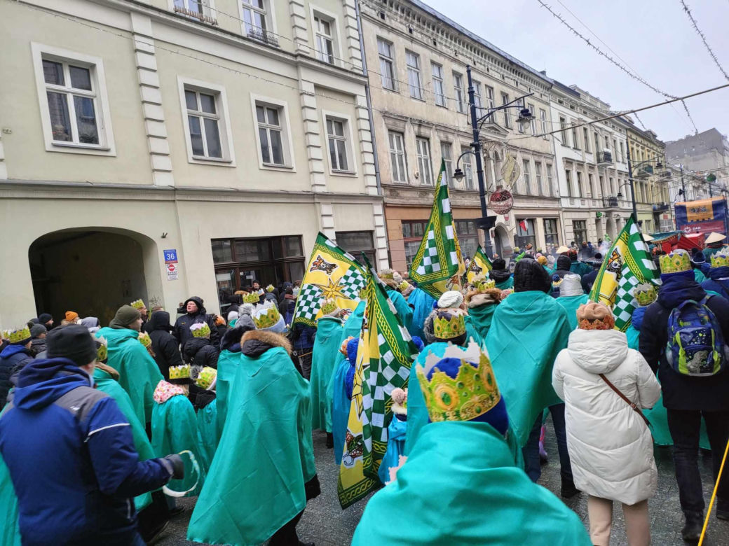 Kolorowy Orszak Trzech Króli w Łodzi. W centrum miasta pojawiło się mnóstwo osób [ZDJĘCIA]