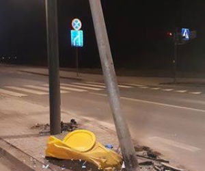 Najpierw uderzyła w ciężarówkę, potem wjechała w słup. Dramatyczny wypadek na skrzyżowaniu ul. Igołomskiej i Brzeskiej [ZDJĘCIA]
