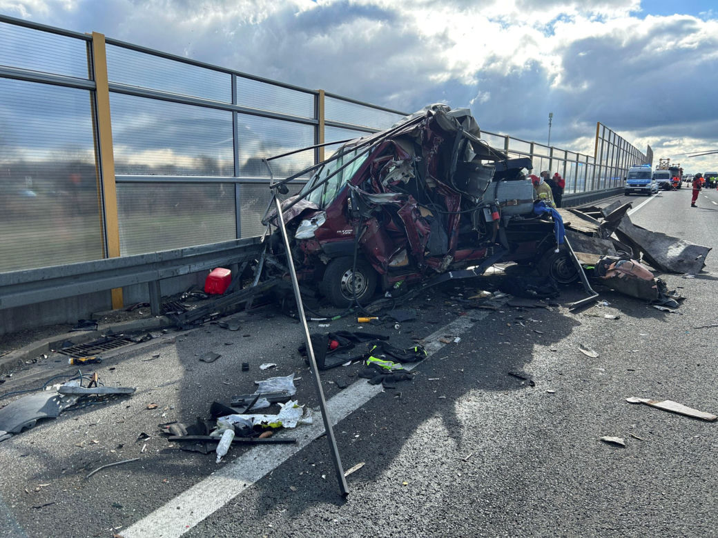 Makabryczny wypadek na S3 pod Gorzowem! Rozerwane na strzępy busy i ciężarówka. Dwie osoby zabrało pogotowie [ZDJĘCIA].