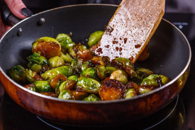 Zapomnij o chipsach! Ta chrupiąca brukselka w azjatyckim sosie to nowa, zdrowa przekąska