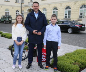 Zosia i Kacper wymyślili karty miejskie. Nowe wzory Karty Ucznia w Warszawie