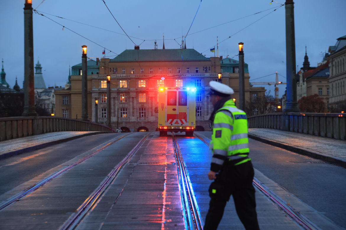 Strzelanina na uniwersytecie w centrum Pragi. Są ofiary śmiertelne! 