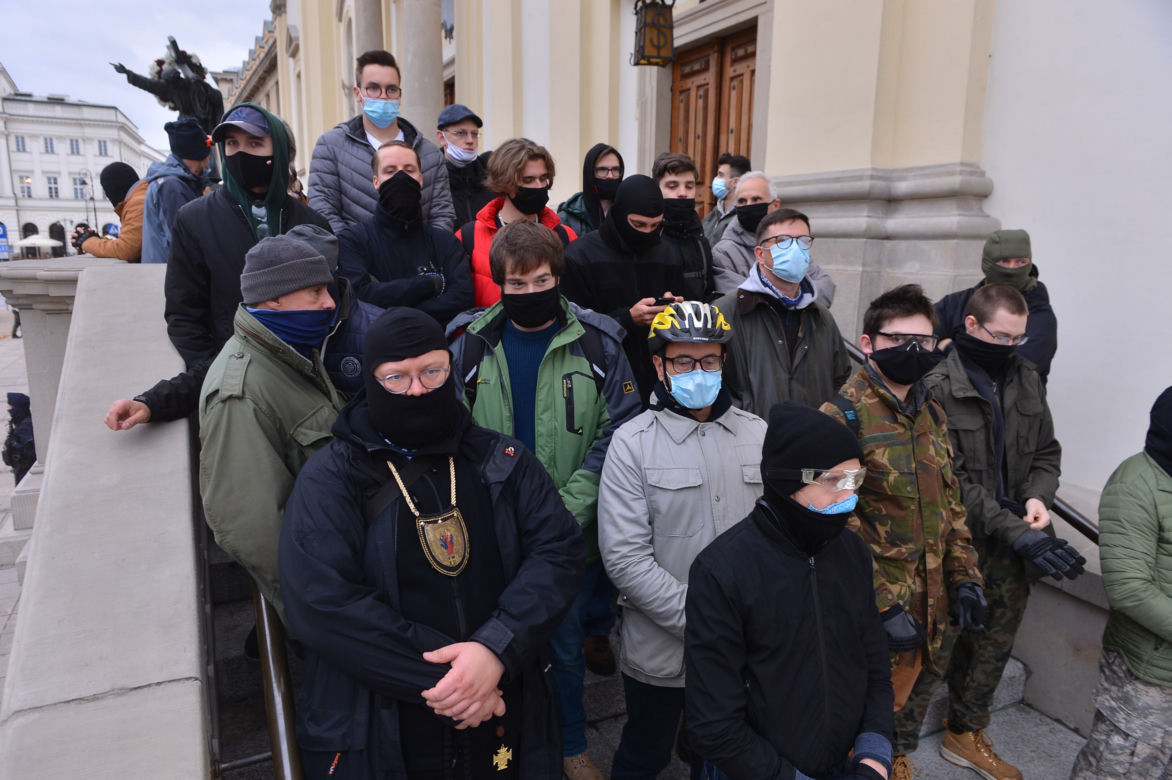 Wojsko pod kościołem św. Krzyża w Warszawie