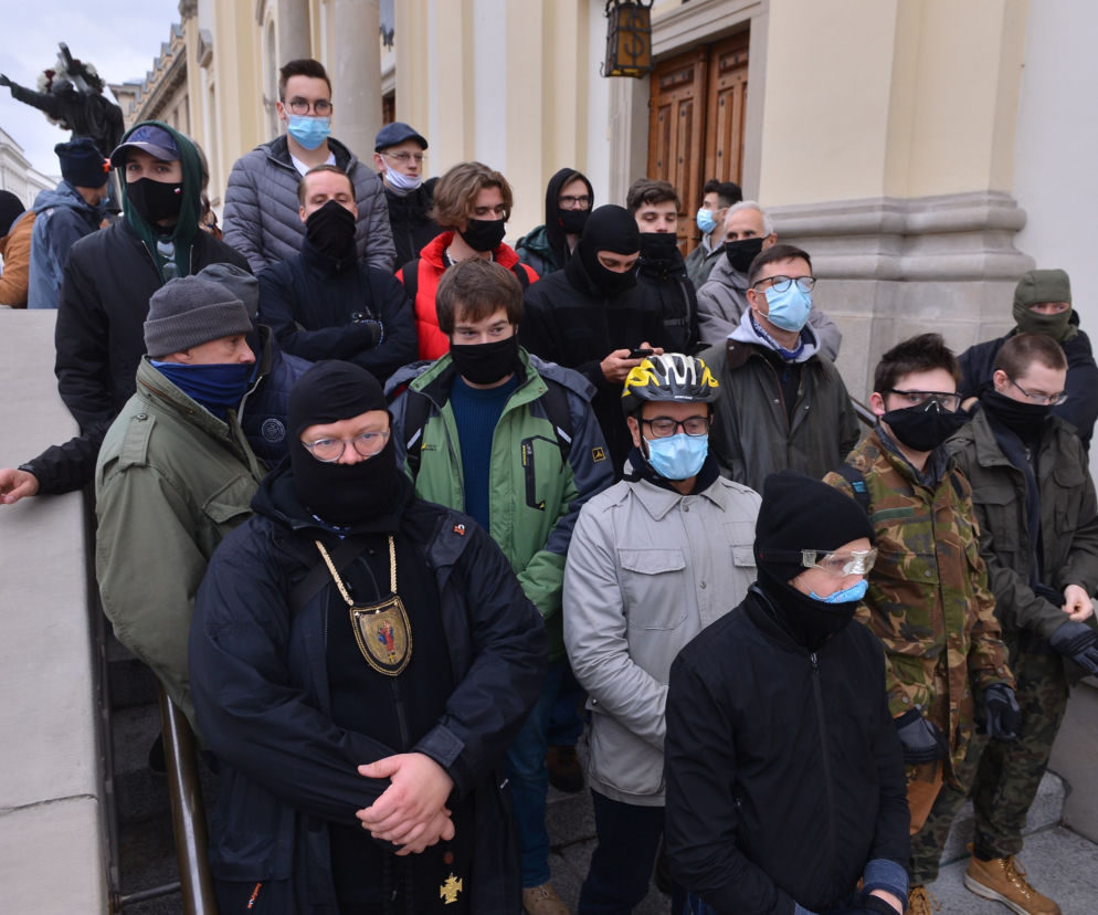 Wojsko pod kościołem św. Krzyża w Warszawie