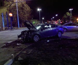 Wypadek na rondzie Grunwaldzkim w Bydgoszczy. Jedna osoba trafiła do szpitala! [ZDJĘCIA]