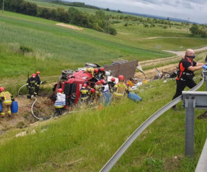Wypadek na A4 w Imielinie! Ciężarówka runęła z 15 metrów!