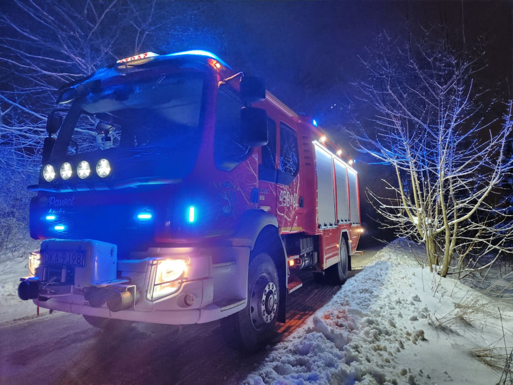 Samochód uderzył w autobus, 29-latek nie żyje