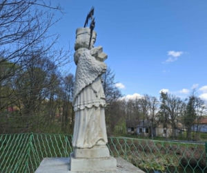 Odkryj Doły Biskupie – niezwykłe miejsce w województwie świętokrzyskim, gdzie historia Gombrowicza łączy się ze śladami prehistorycznych gadów i potęgą przemysłu.