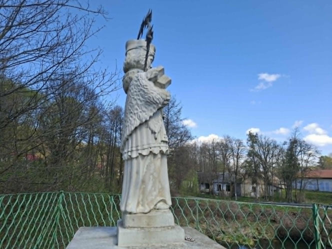 Odkryj Doły Biskupie – niezwykłe miejsce w województwie świętokrzyskim, gdzie historia Gombrowicza łączy się ze śladami prehistorycznych gadów i potęgą przemysłu.