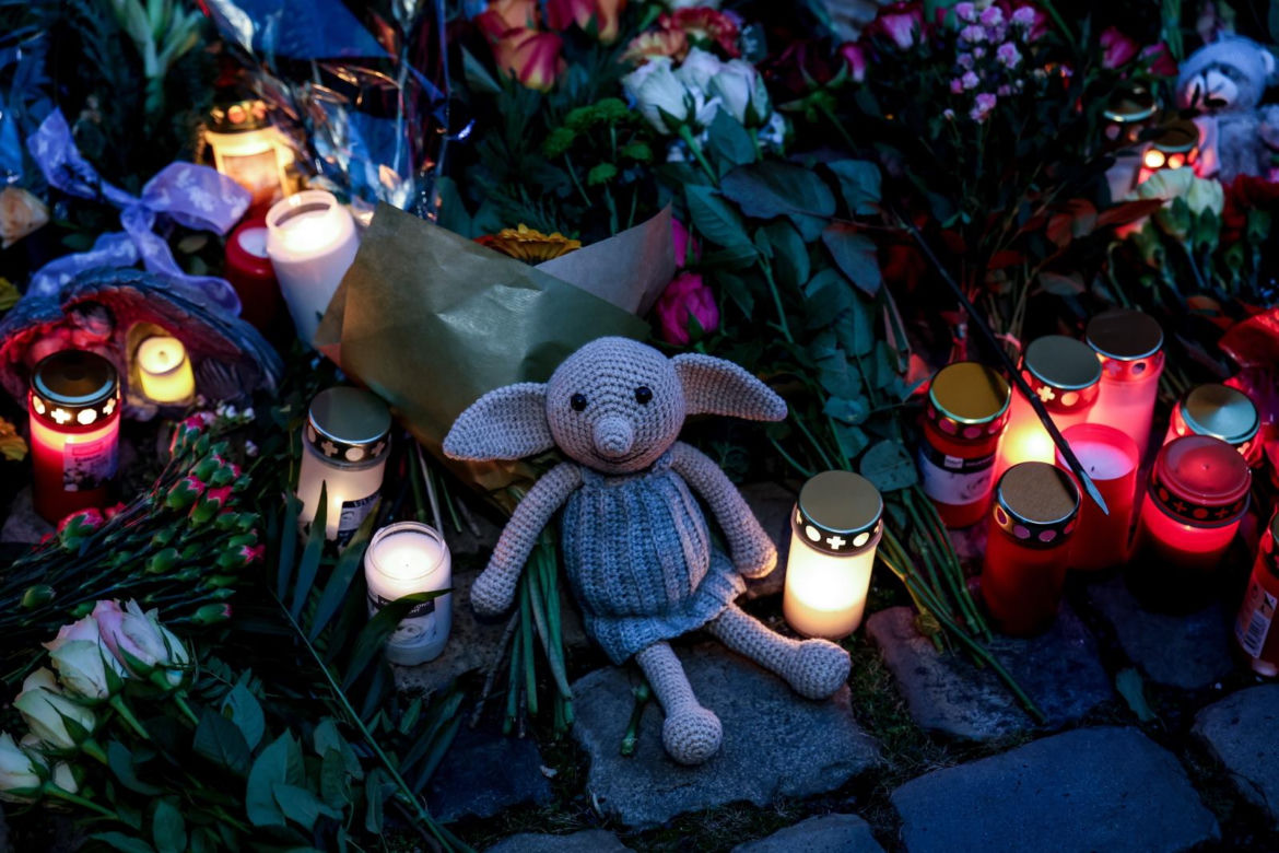 Ludzie palą znicze w Magdeburgu. Zamach na jarmarku bożonarodzeniowym