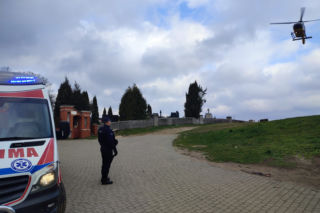 Podjechał pod cmentarz, wyciągnął broń i strzelił sobie w głowę. Makabra pod Wyszkowem