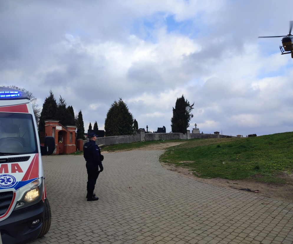 Podjechał pod cmentarz, wyciągnął broń i strzelił sobie w głowę. Makabra pod Wyszkowem