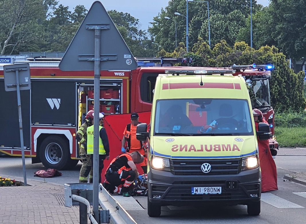 Pruszków. Przed szpitalem wpadł hulajnogą pod BMW. 21-latek w stanie krytycznym