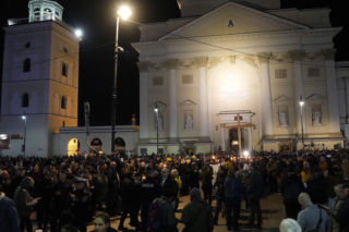 Tłumy wiernych ruszą ulicami Warszawy. Uwaga, autobusy na objazdach