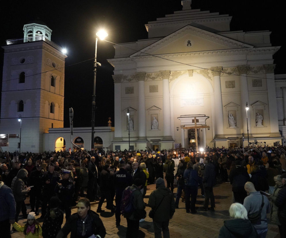 Tłumy wiernych ruszą ulicami Warszawy. Uwaga, autobusy na objazdach