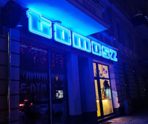 Neon Tomasz na ul. Rayskiego odzyskał dawny blask