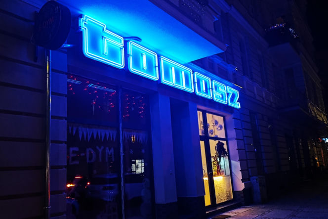 Neon "Tomasz" na ul. Rayskiego odzyskał dawny blask