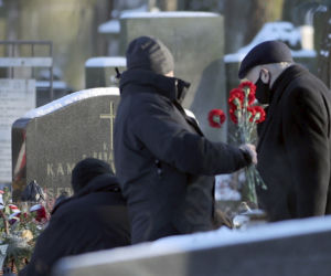 Jarosław Kaczyński odwiedził symboliczny grób brata