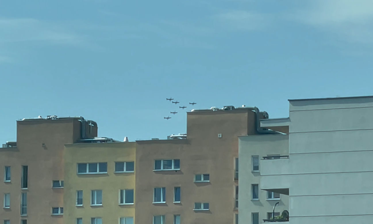 Samoloty w szyku bojowym latają nad Warszawą. Co się dzieje?!