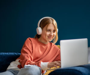 Znajomości w grach online to ważne relacje dla dziecka. Jak zrozumieć jego wirtualny świat?