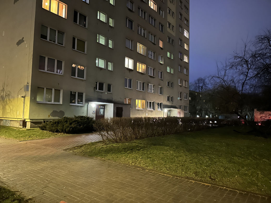 Dramat w Ursusie. Pod blokiem leżały kobiece zwłoki. Co się stało?!