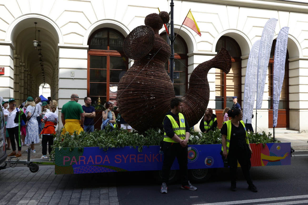 Święto Warszawy 2022. Krakowskim Przedmieściem przejechała Parada Syren 