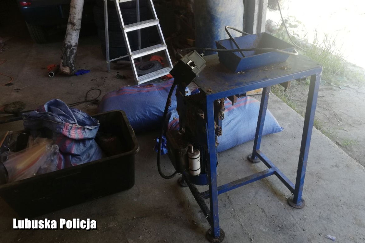 Nielegalne fanty w Żaganiu. Karabin MAUSER z amunicją, linia produkcyjna i lewy tytoń!