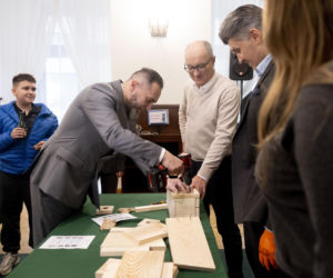 Włodzimierz Czarzasty robi budki dla ptaków Sejm/Piotr Tracz