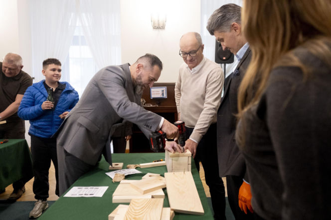 Włodzimierz Czarzasty robi budki dla ptaków Sejm/Piotr Tracz