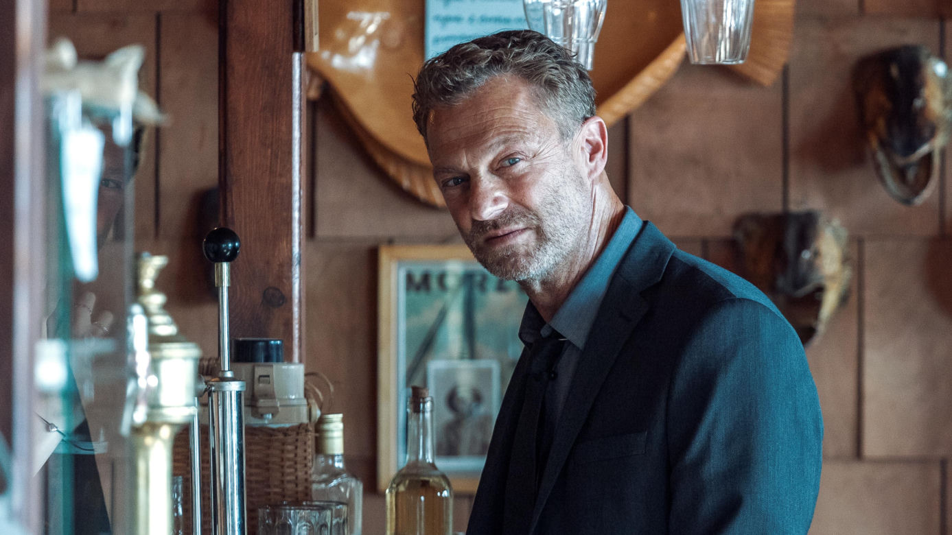 Bartosz Gelner, czyli serialowy Franz z "Zatoki szpiegów", w nowym serialu HBO Max. O czym opowiada "Scheda"?