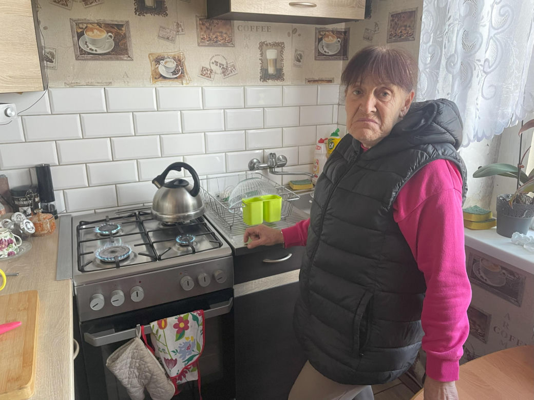 Dramat 67-letniej pani Basi. W mieszkaniu ma 14 stopni, ogrzewa się kuchenką gazową!