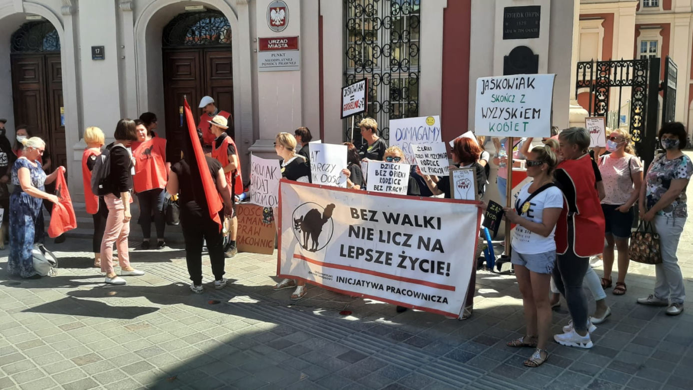 PROTEST PRACOWNIC ŻŁOBKÓW PRZED URZĘDEM MIASTA W POZNANIU