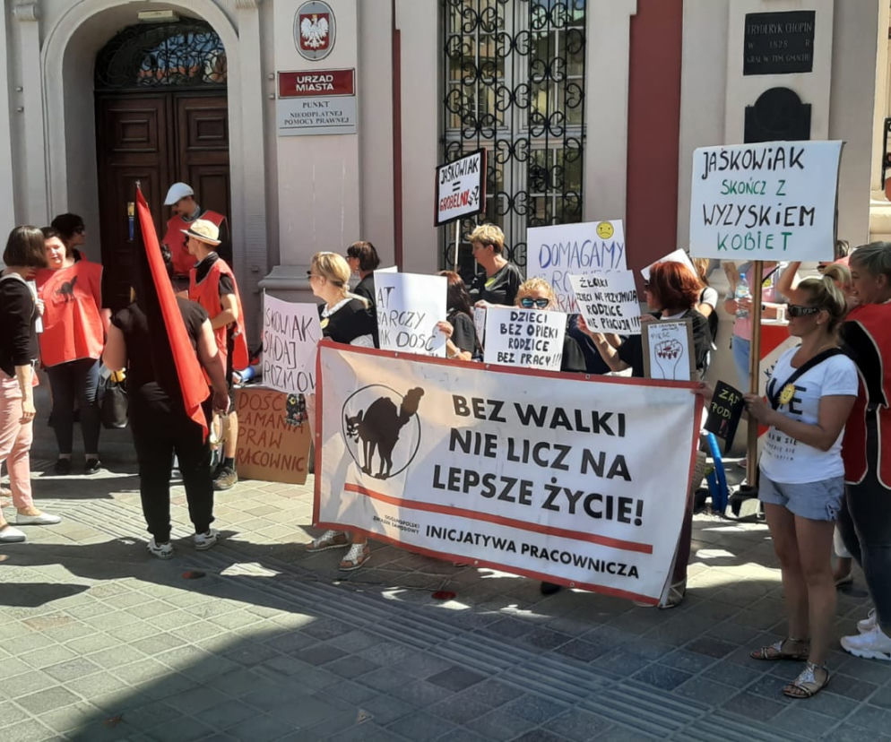 PROTEST PRACOWNIC ŻŁOBKÓW PRZED URZĘDEM MIASTA W POZNANIU