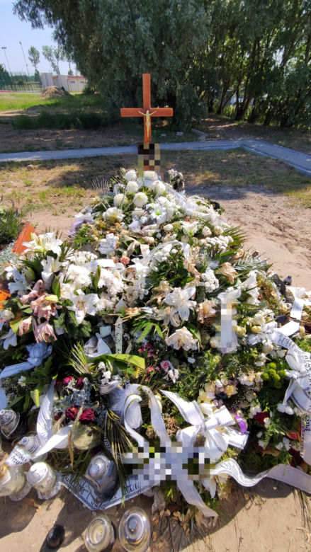  Białe wiązanki i wieńce przykryły grób Michał, który zginął w wypadku w grudziądzkich ruinach