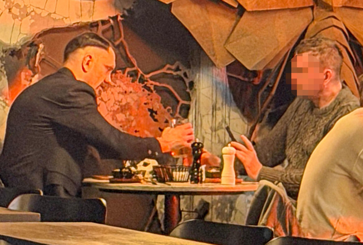 Łukasz Mejza relaksuje się w knajpie