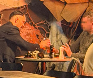 Łukasz Mejza relaksuje się w knajpie