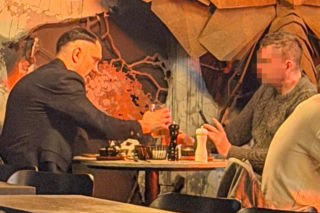 Łukasz Mejza relaksuje się w knajpie