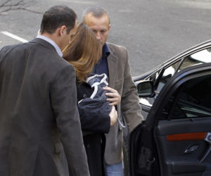Carla Bruni z córeczką Giulią wyszły ze szpitala